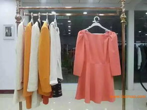 服裝廠(chǎng)家直銷(xiāo)新趨勢(shì) 尾貨與品牌折扣女裝的批發(fā)之道